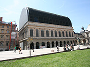 ジャン・ヌーヴェルが屋上に巨大なドームの劇場を増設した「国立リヨン・オペラ座改修」。