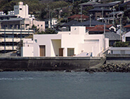 「レゴレッタ・ハウス」は以前吉村順三が設計した羽仁五郎と羽仁進の別荘である「湘南秋谷の家」があったところ。写真は防波堤の先端から撮影したもの。