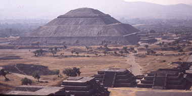 「テオティワカン」（神々の都市）の巨大ピラミッドから見晴らした古代の都市風景。
